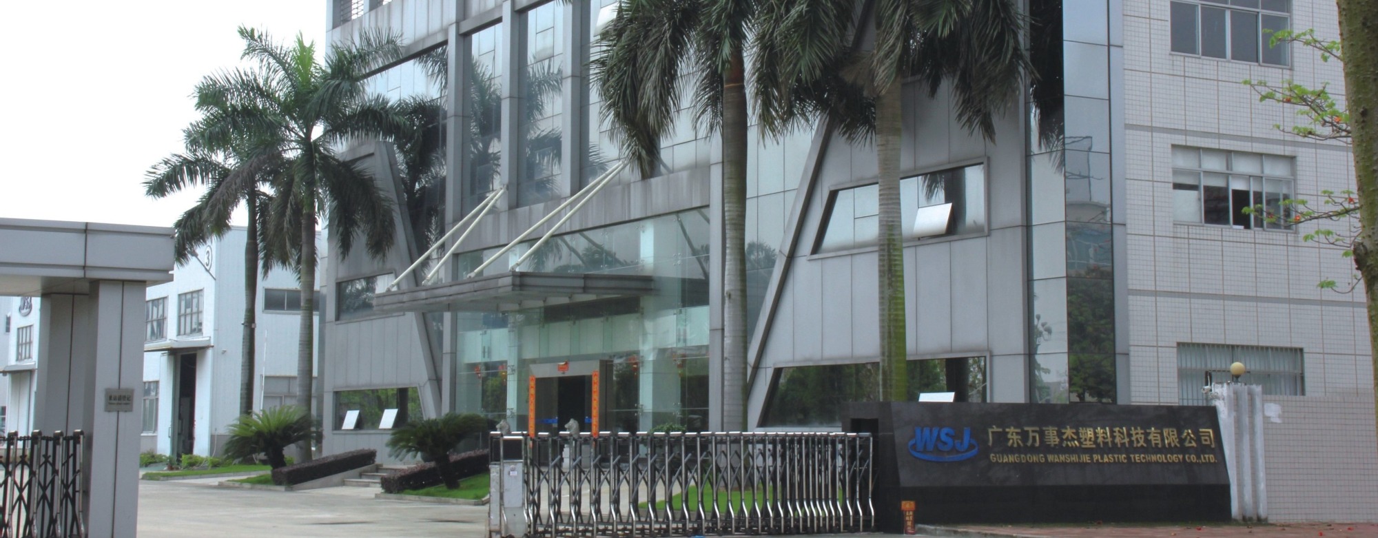 無(wú)毒、無(wú)臭，耐沖擊性?xún)?yōu)異，具有良好的耐熱性和耐低溫性